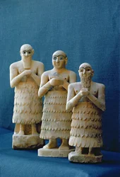 Votivfigurer utgravd i Nippur, Irak, ca. 2800 f.Kr. (alabast og gull)